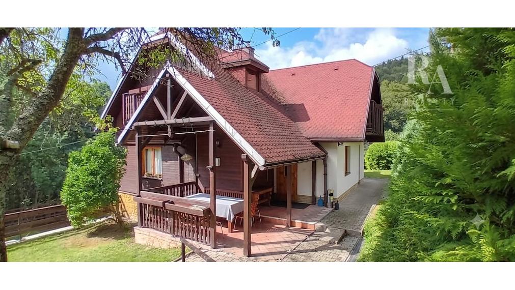 Predaj 2 chát a hospodárskeho domčeka na slnečnom pozemku 7 850 m² vo Veľkom Rovnom