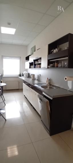 Prenájom kancelária 92,5m2 s kuchynkou, parking, Veľký diel