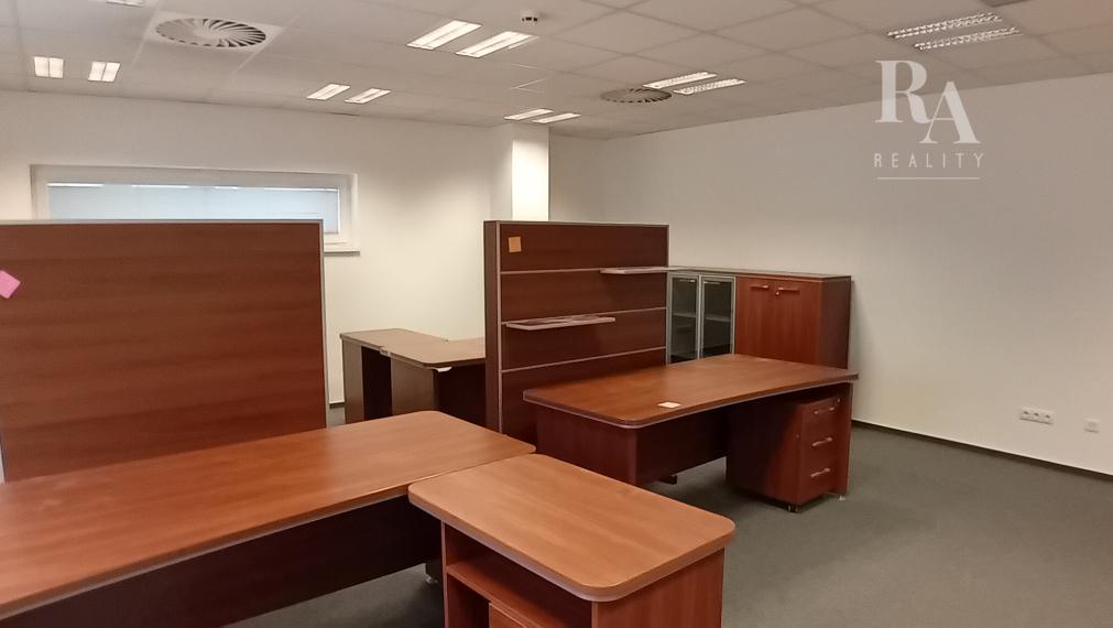 Prenájom kancelária na prízemí 43,5 m2, parking, Veľký diel