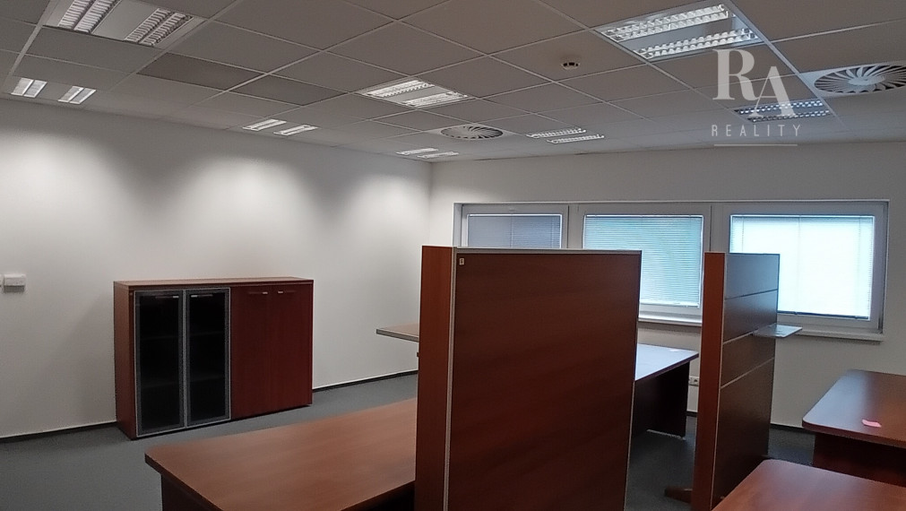 Prenájom kancelária na prízemí 43,5 m2, parking, Veľký diel