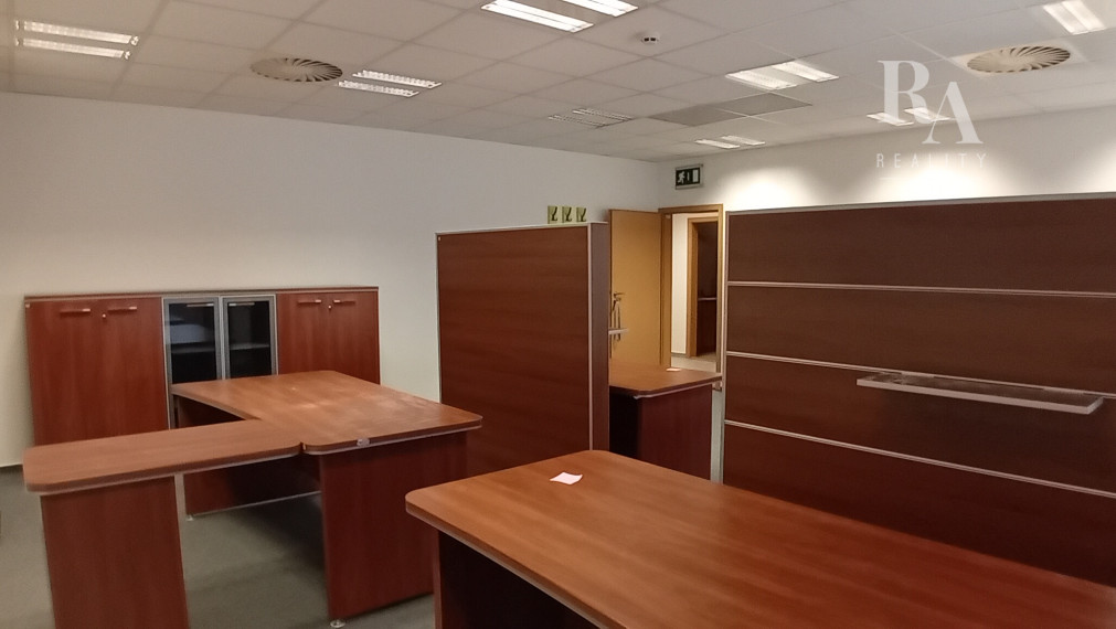 Prenájom kancelária na prízemí 43,5 m2, parking, Veľký diel