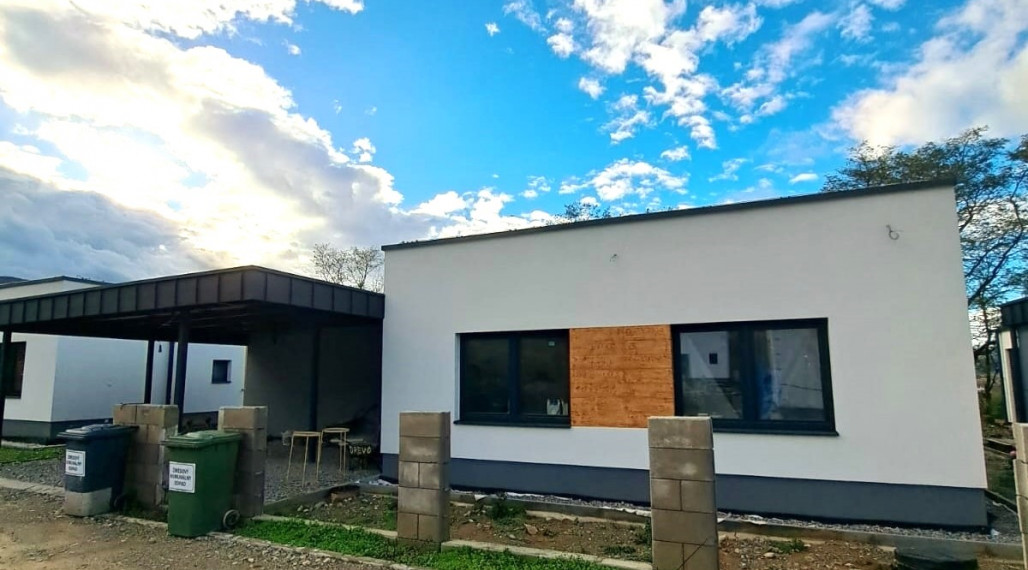 Predaj skolaudovaný 4-izbový rodinný dom RD04 s prístreškom pre 2 vozidlá v obci Varín