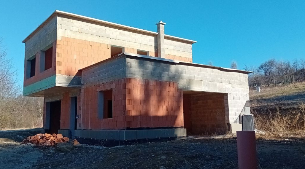 Predaj 4-izbový rodinný dom (hrubá stavba) s pozemkom 585m2 Varín