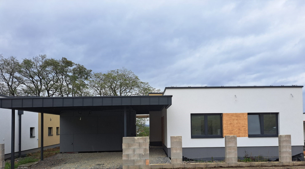 Predaj skolaudovaný 4-izbový rodinný dom RD02 s prístreškom pre 2 vozidlá v obci Varín