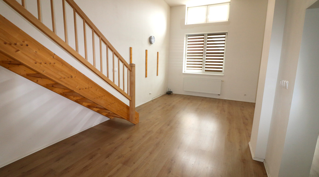 Prenájom veľkého 2 - izbového mezonetového bytu Bytčická ulica