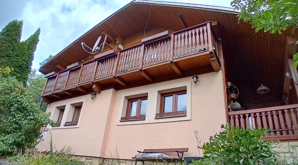 Predaj 2 chát a hospodárskeho domčeka na slnečnom pozemku 7 850 m² vo Veľkom Rovnom