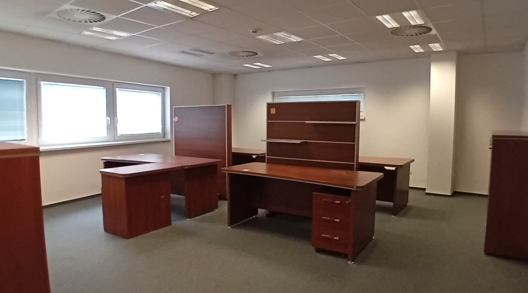 Prenájom kancelária na prízemí 43,5 m2, parking, Veľký diel