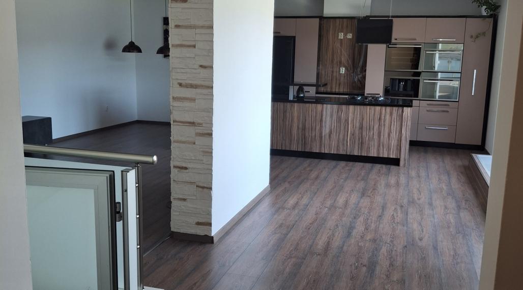 Predaj 4-izbový byt DOMANIŽA  -130 m2 + terasy 44m2