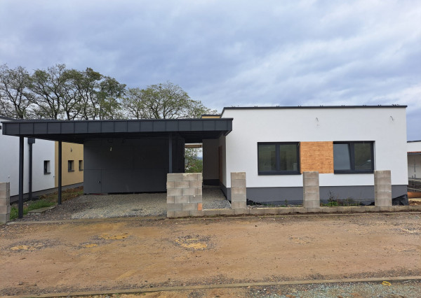 Predaj skolaudovaný 4-izbový rodinný dom RD02 s prístreškom pre 2 vozidlá v obci Varín