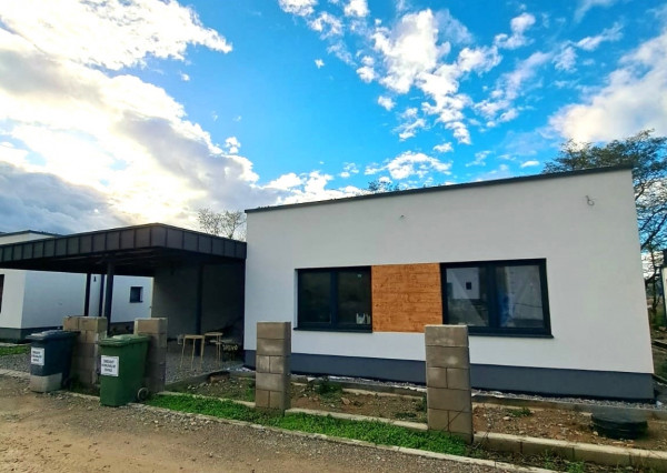 Predaj skolaudovaný 4-izbový rodinný dom RD04 s prístreškom pre 2 vozidlá v obci Varín