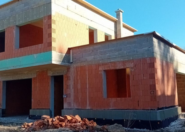 Predaj 4-izbový rodinný dom (hrubá stavba) s pozemkom 585m2 Varín