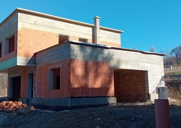 Predaj 4-izbový rodinný dom (hrubá stavba) s pozemkom 585m2 Varín