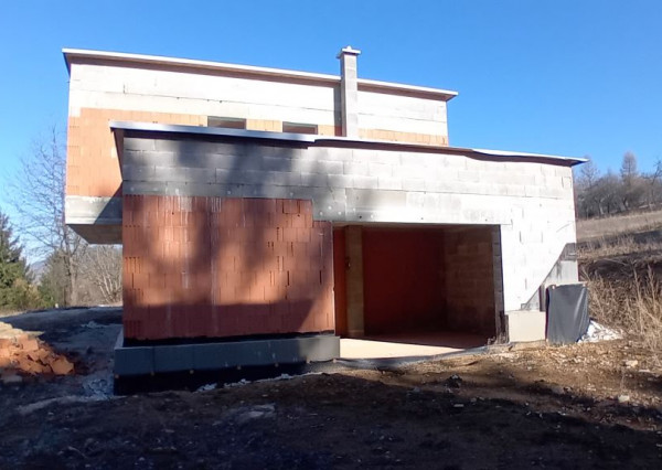 Predaj 4-izbový rodinný dom (hrubá stavba) s pozemkom 585m2 Varín