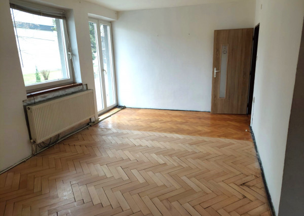 PREDAJ 3 - IZBOVÝ TEHLOVÝ BYT S VLASTNÝM KÚRENÍM BLÍZKO CENTRA MESTA
