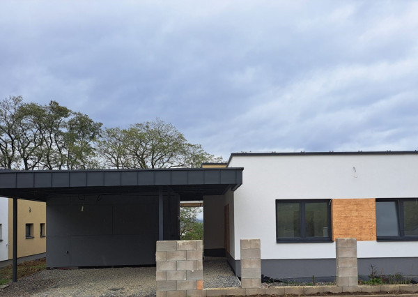 Predaj skolaudovaný 4-izbový rodinný dom RD02 s prístreškom pre 2 vozidlá v obci Varín