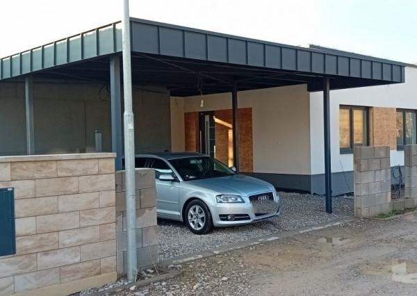 Predaj skolaudovaný 4-izbový rodinný dom RD02 s prístreškom pre 2 vozidlá v obci Varín