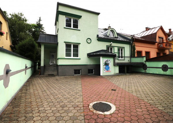 PREDAJ POLYFUNKČNÁ VILA V BLÍZKOM CENTRE MESTA