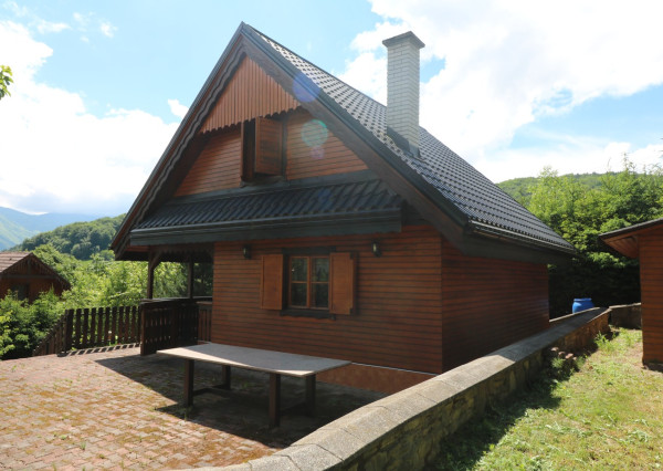 PREDAJ CHATY S VEĽKÝM POZEMKOM BELÁ - ZLIEŇ