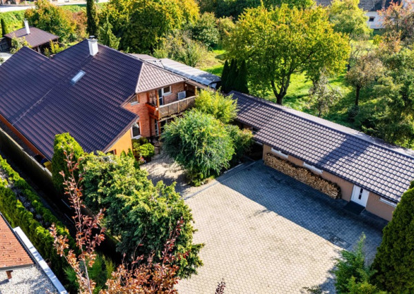 PREDAJ RODINNÝ DOM S BAZÉNOM A PRIESTOROM NA PODNIKANIE