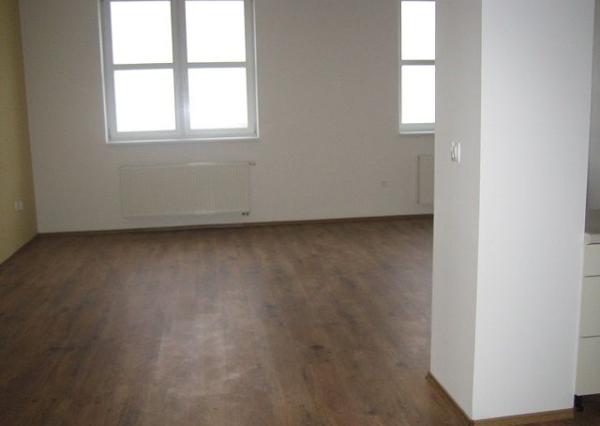 Prenájom veľkého 2 - izbového bytu Bytčická ulica