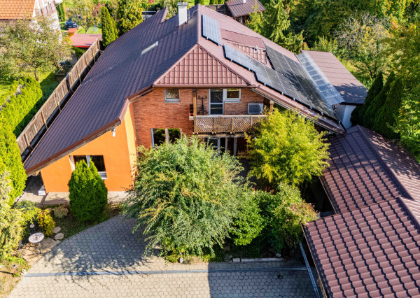 PREDAJ RODINNÝ DOM S BAZÉNOM A PRIESTOROM NA PODNIKANIE + DOHODA