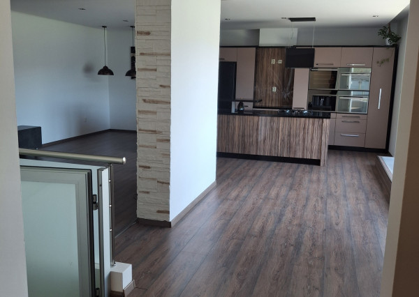 Predaj 4-izbový byt DOMANIŽA  -130 m2 + terasy 44m2