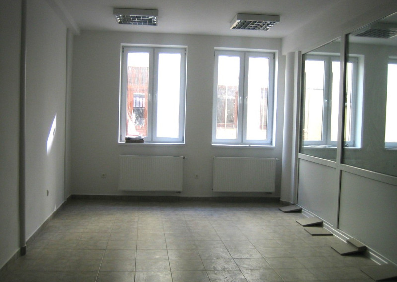 Prenájom obchodno -  kancelárskych priestorov na prízemí centrum mesta - fotografia 1