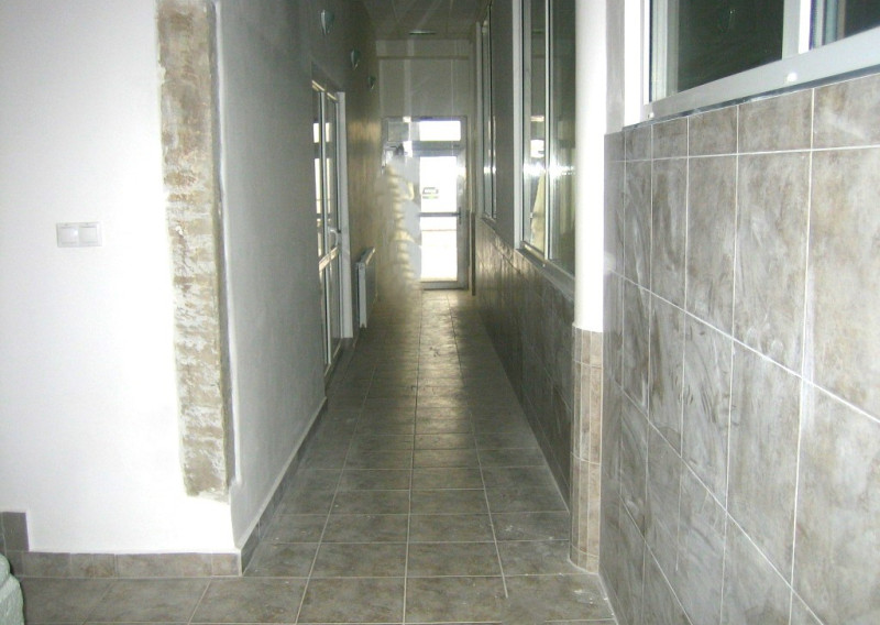 Prenájom obchodno -  kancelárskych priestorov na prízemí centrum mesta - fotografia 3