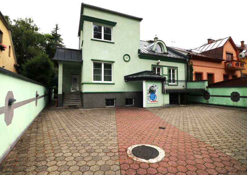 PREDAJ POLYFUNKČNÁ VILA V BLÍZKOM CENTRE MESTA - fotografia 1