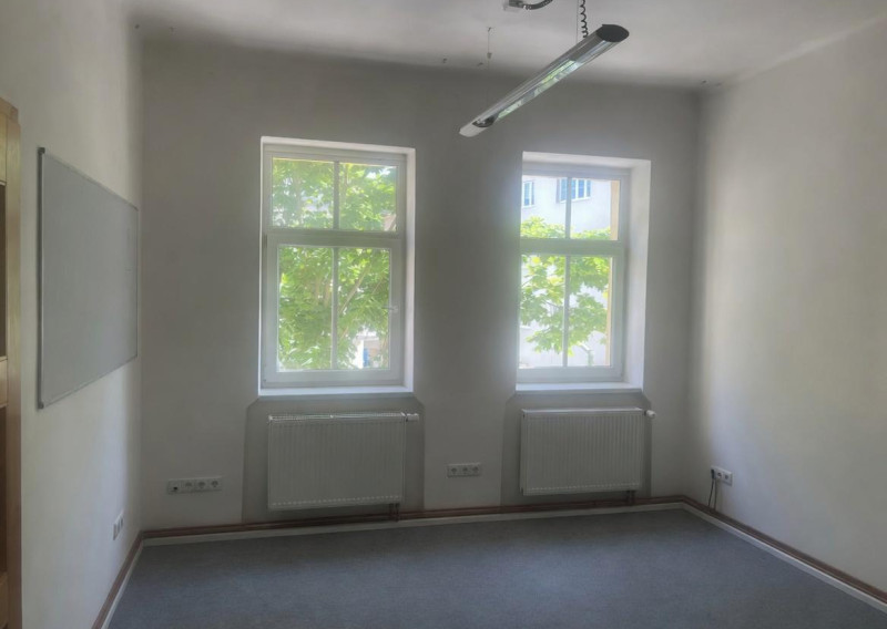 Prenájom kancelárie 20 m2 centrum mesta - fotografia 1