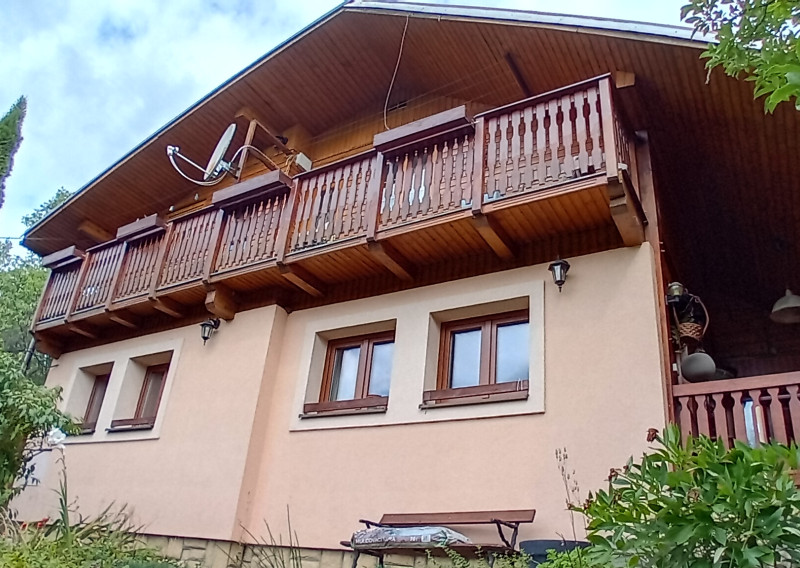 Predaj 2 chát a hospodárskeho domčeka na slnečnom pozemku 7 850 m² vo Veľkom Rovnom - fotografia 1