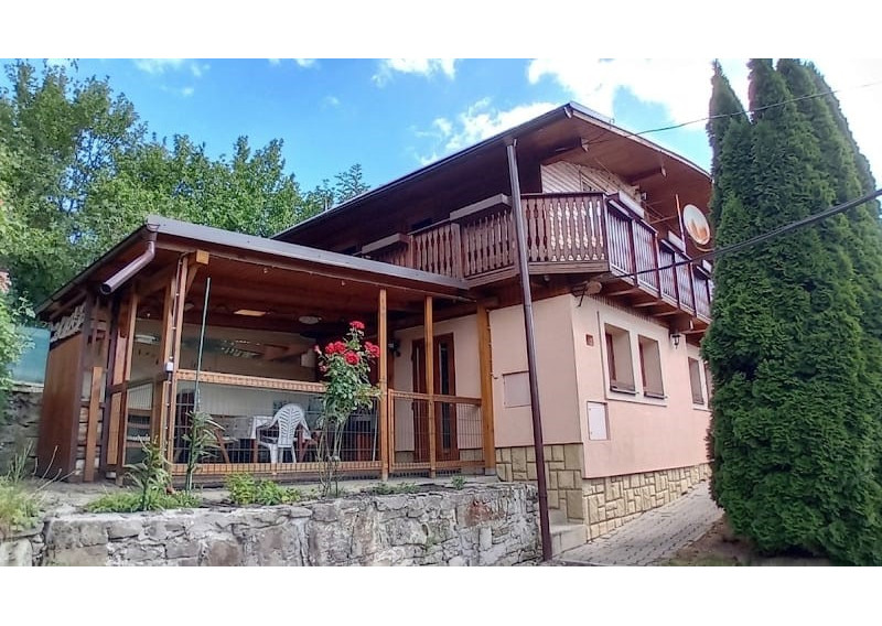 Predaj 2 chát a hospodárskeho domčeka na slnečnom pozemku 7 850 m² vo Veľkom Rovnom - fotografia 3