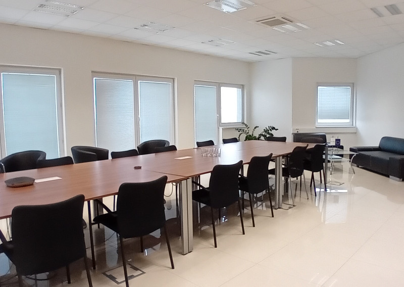 Prenájom kancelária 92,5m2 s kuchynkou, parking, Veľký diel - fotografia 1